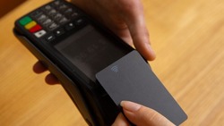 Продавец магазина Южно-Сахалинска два дня отоваривалась у себя по чужой банковской карте 