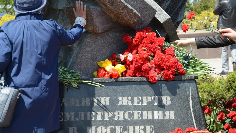 На Сахалине почтили память погибших 23 года назад при землетрясении в Нефтегорске