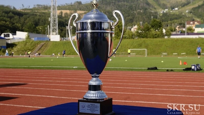 Футболисты «Иртыша» отказались принимать чемпионский кубок, отобранный у сахалинцев РФС