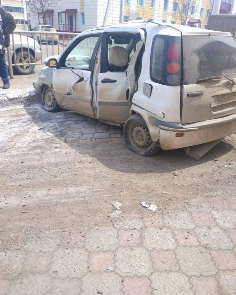 Забор в нокауте: сахалинец сбил дорожное ограждение и помял автомобиль