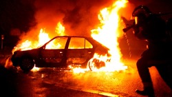 Автомобиль загорелся днем на юге Сахалина