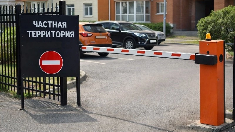 Как закрыть свой двор от посторонних машин? — карточки Sakh.online