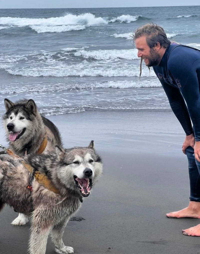 Известный серфер устроил заплыв на Курилах вместе с милыми хаски