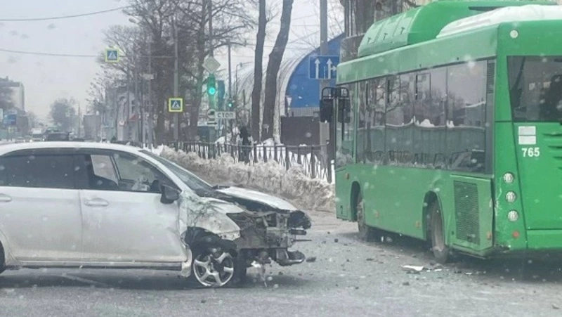 Водитель Toyota Corolla влетел в автобус на остановке в Южно-Сахалинске