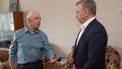 Мэр Южно-Сахалинска навестил ветерана ВОВ с поздравлениями