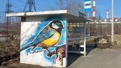 «Открыл сезон»: художник создал синицу на остановке в Южно-Сахалинске