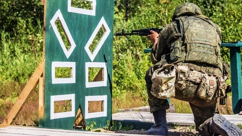 Навыки тактической стрельбы освоили военные на Сахалине