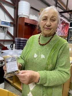 Волонтер с Сахалина в 90 лет помогает фронту маскировочными сетями и угощениями