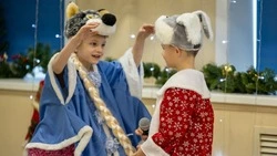 Организатор автовыставок на Сахалине подарил сладкие наборы воспитанникам детского дома