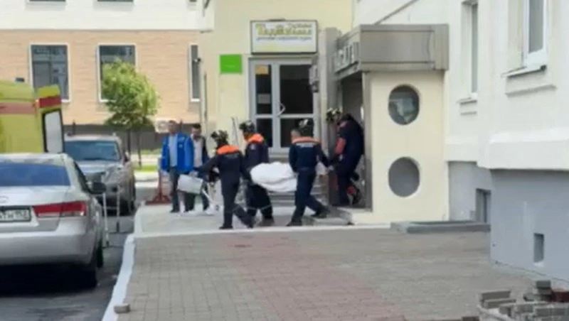 В минздраве рассказали о состоянии мужчины, выпавшего с 6-го этажа в Южно-Сахалинске