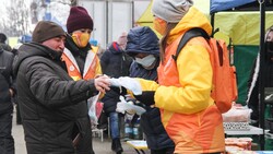 #МыВместе: в Корсакове добровольцы раздали на ярмарке защитные маски