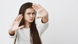 За дебош в подъезде жительницу Корсакова на сутки взяли под арест