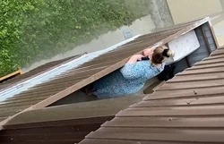 Сахалинка с балкона невозмутимо наблюдала за пожаром в собственном доме — ВИДЕО