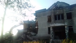 В Поронайске снесут опасный заброшенный детский сад по решению суда