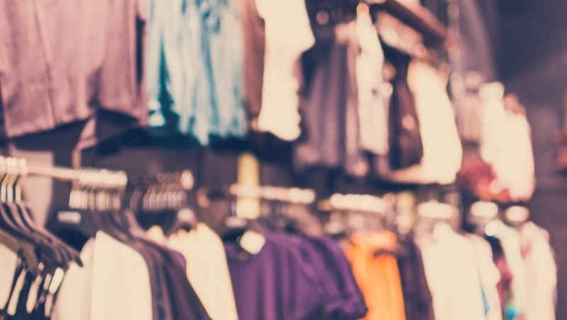 Мужчина стащил куртку и брюки в одном из магазинов Южно-Сахалинска