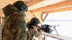 Мотострелки ВВО учатся работать с пулеметом Калашникова на сахалинском полигоне