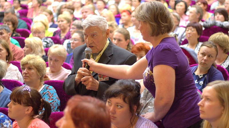 Проблемы углегорцев выслушал глава региона