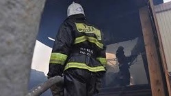 Пожарные тушат частный дом в центре Южно-Сахалинска. Есть пострадавшие