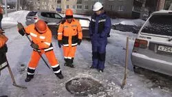 Мэрия Южно-Сахалинска определила ответственных за люк, в который провалилась девочка