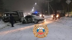 Молодой водитель Toyota Mark II пострадал после столкновения с УАЗ на Сахалине 