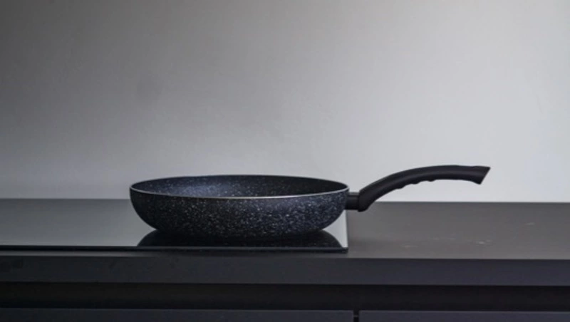 Женщина трижды ударила мужа блинной сковородой по голове в Южно-Сахалинске