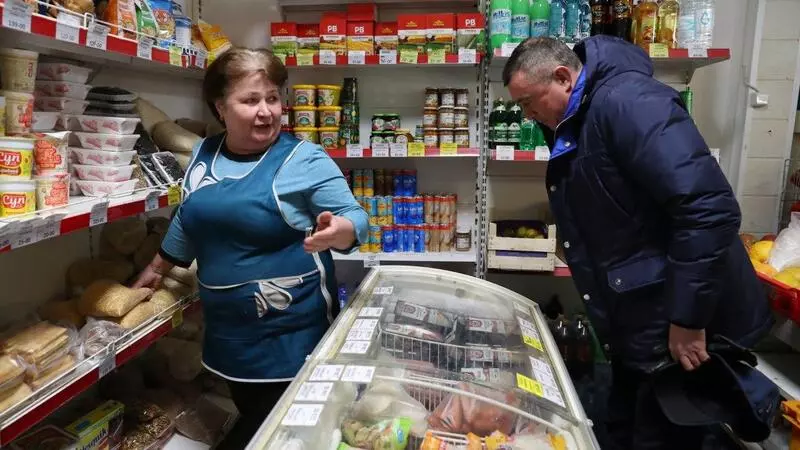 Валерий Лимаренко проверил цены в социальном магазине на Шикотане