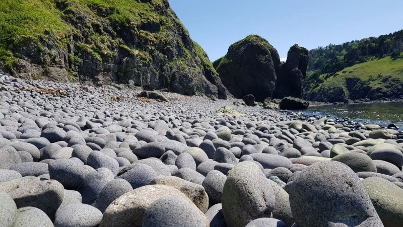 Житель Курил запечатлел невероятный галечный пляж и другие красоты Шикотана