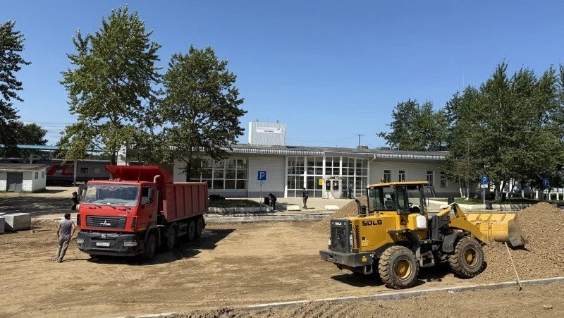 В Ногликах благоустроили привокзальную площадь по поручению губернатора