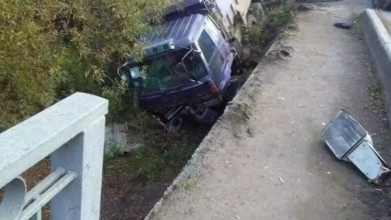 В Александровске-Сахалинском грузовик врезался в столб и вылетел с трассы