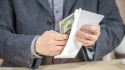 Законопроект об ужесточении наказания за мелкие взятки внесли в Госдуму