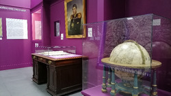 Стол со 150-летней историей подарили музею книги А. П. Чехова «Остров Сахалин»