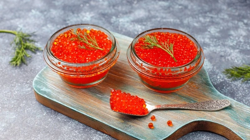 Житель Южно-Сахалинска стал фигурантом уголовного дела за мошенничество с красной икрой 