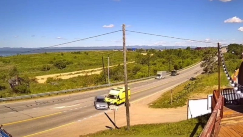 Жительница Корсакова врезалась в карету реанимации на трассе