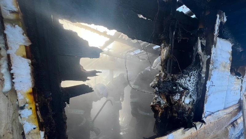 Заброшенная постройка внезапно загорелась в СНТ на западе Южно-Сахалинска