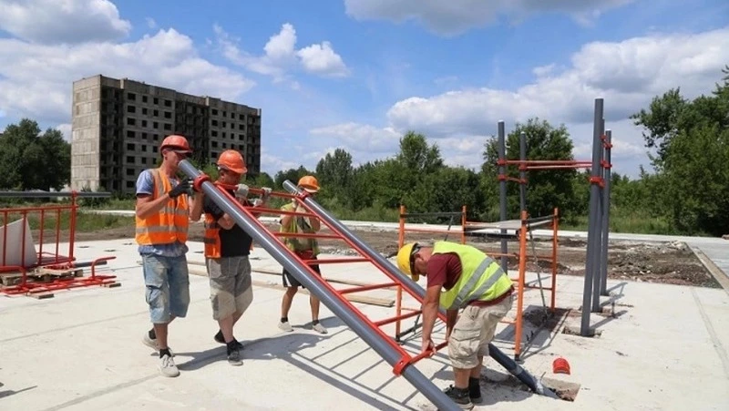Сахалинские специалисты восстановят школьный стадион в донецком Шахтерске