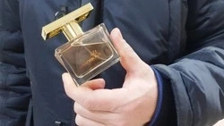 Рецидивист вынес дорогой флакон духов из торгового центра в Южно-Сахалинске