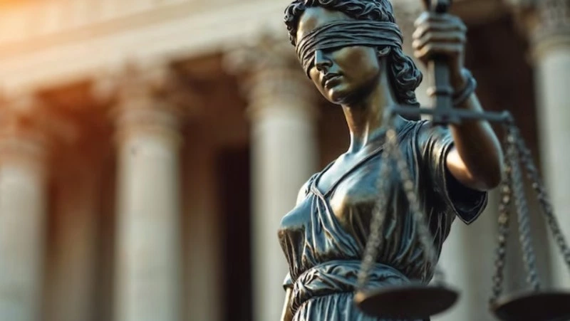 Инспектор ГАИ на Сахалине получил условный срок за избиение задержанного в туалете