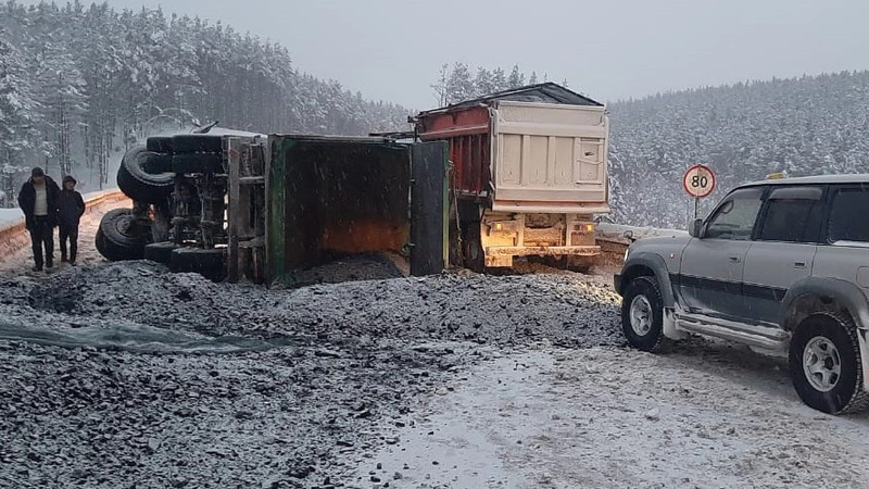 На Сахалине жесткое ДТП с участием КамАЗов блокировало дорогу на крещенскую купель