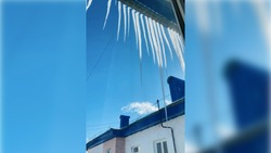 «Просто гигантские»: сосульки и наледь на крыше в Корсакове угрожают жизни сахалинцев