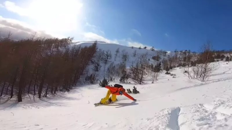 Фрирайдеры сквозь ветер и снег забрались на гору на Сахалине ради эффектного спуска