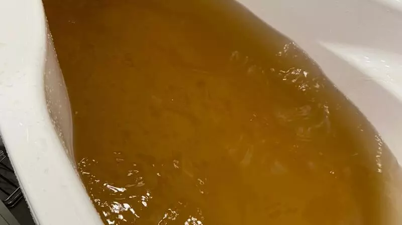 В Красногорске из кранов потекла вода цвета меди. «Даже стирать страшно»