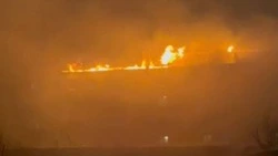 Мэр Невельска выехал на место крупного пожара на улице Гоголя