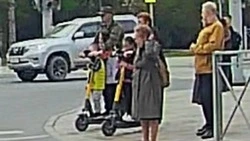 «Вся семейка поместилась»: пятеро пересекли на двух электросамокатах улицу в Южно-Сахалинске