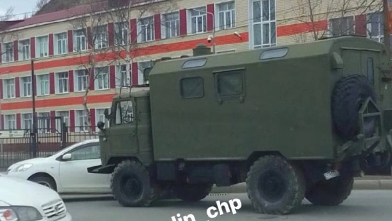 Военный ГАЗ въехал в белую иномарку днем 20 апреля в Корсакове 