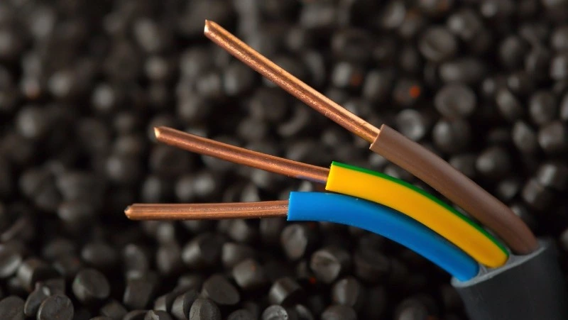 Трое приятелей украли медный кабель на 20 тысяч рублей у магазина в Долинске