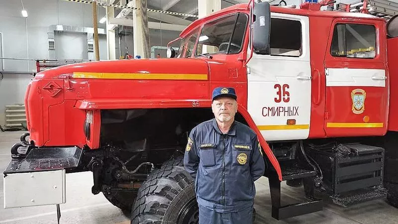 Сахалинский пожарный, рискуя жизнью, спас бабушку, ребенка и собаку