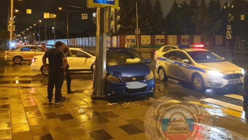 Водитель Suzuki SХ-4 пострадал в ДТП со столбом в Южно-Сахалинске 10 августа