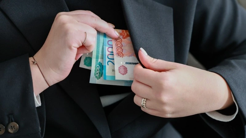 Жительница Долинска украла у военнослужащего 120 тысяч рублей 