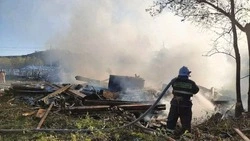 Больше часа пожарные тушили сарай в Макаровском районе