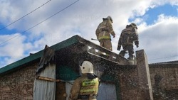 Пожарные потушили нежилой дом в Корсаковском районе утром 24 сентября 